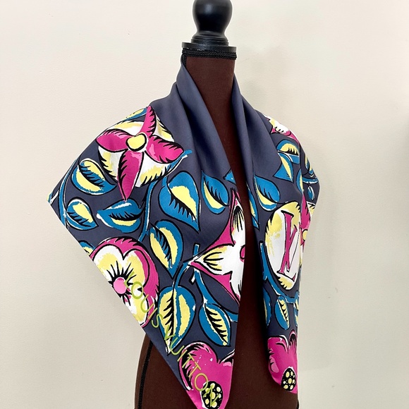Authentic Louis Vuitton Scarf Monogram Flowers Arty Gray Pink Silk Wrap - Picture 6 of 16